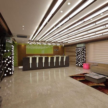 Hotel The Lotus Park Ahmedabad Bagian luar foto