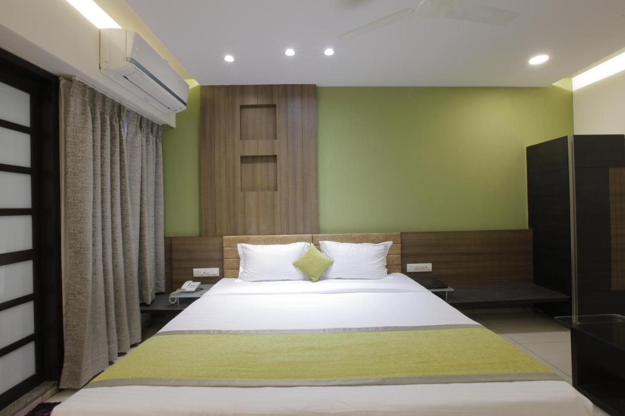 Hotel The Lotus Park Ahmedabad Bagian luar foto