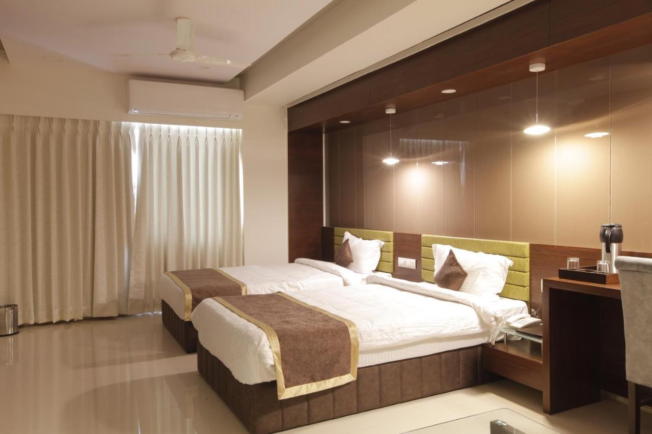Hotel The Lotus Park Ahmedabad Bagian luar foto