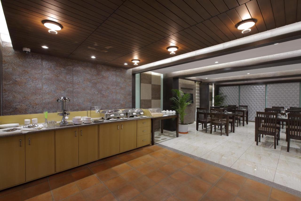 Hotel The Lotus Park Ahmedabad Bagian luar foto
