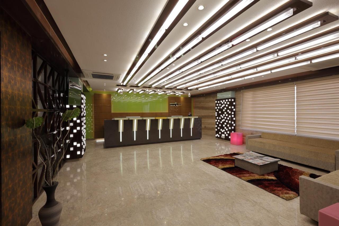 Hotel The Lotus Park Ahmedabad Bagian luar foto