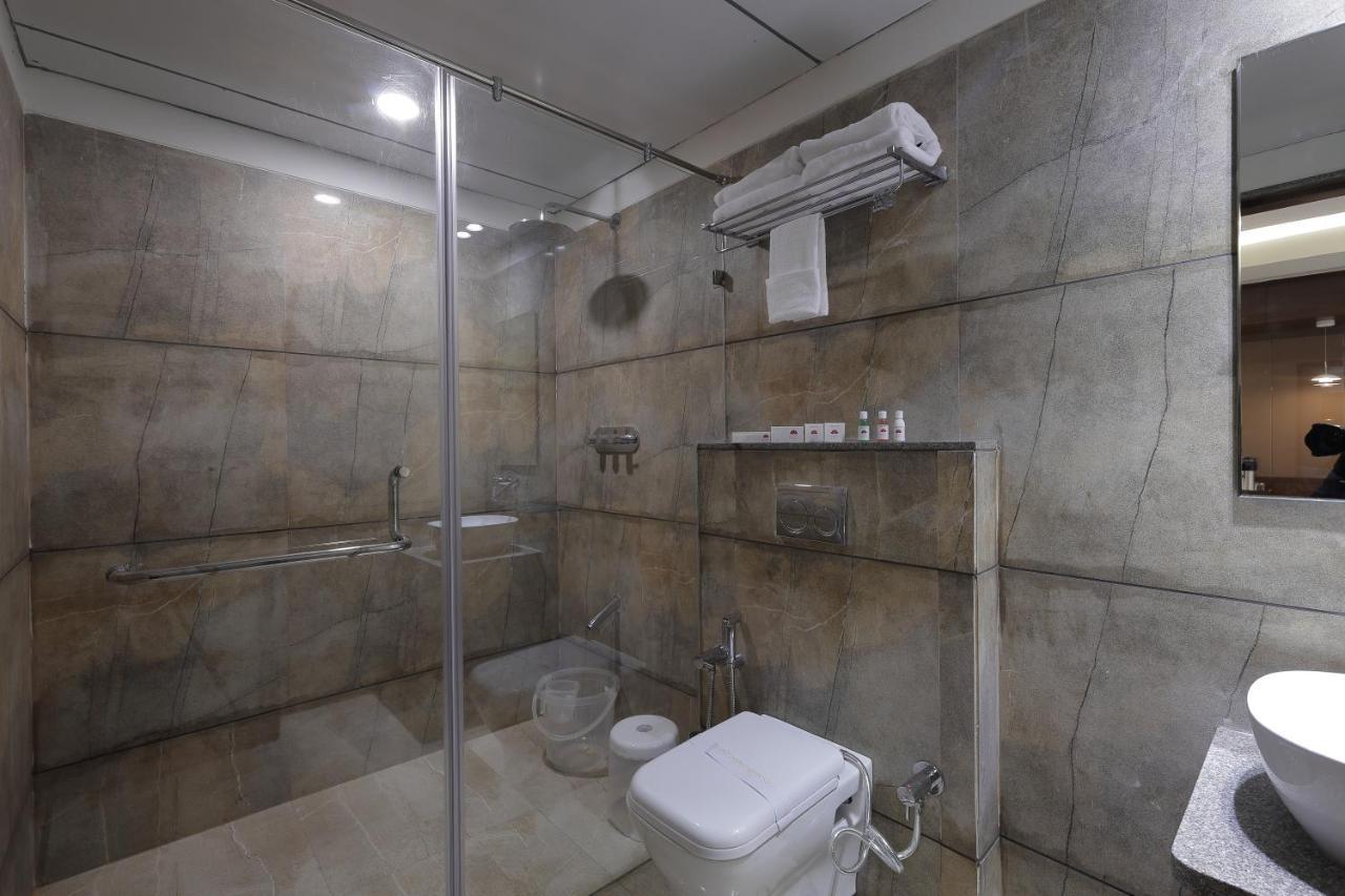 Hotel The Lotus Park Ahmedabad Bagian luar foto