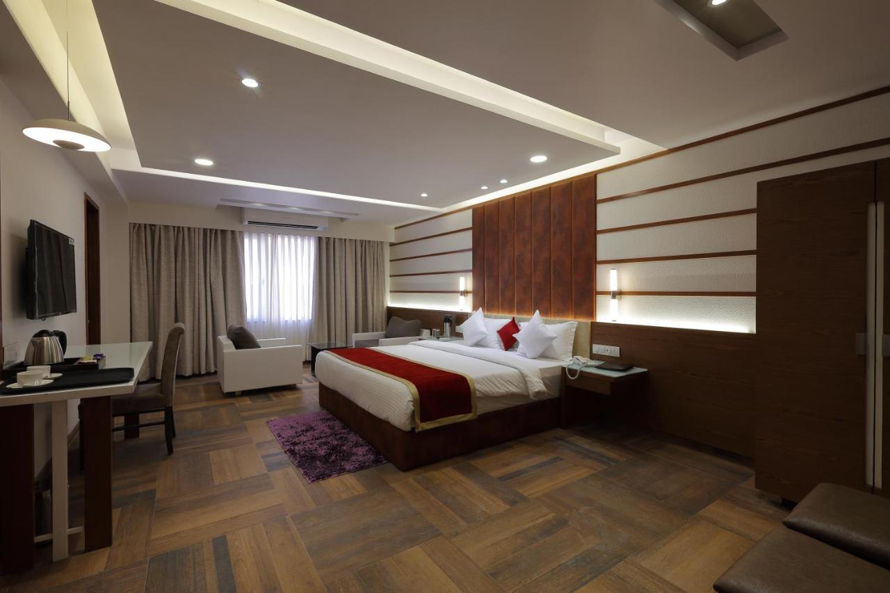 Hotel The Lotus Park Ahmedabad Bagian luar foto