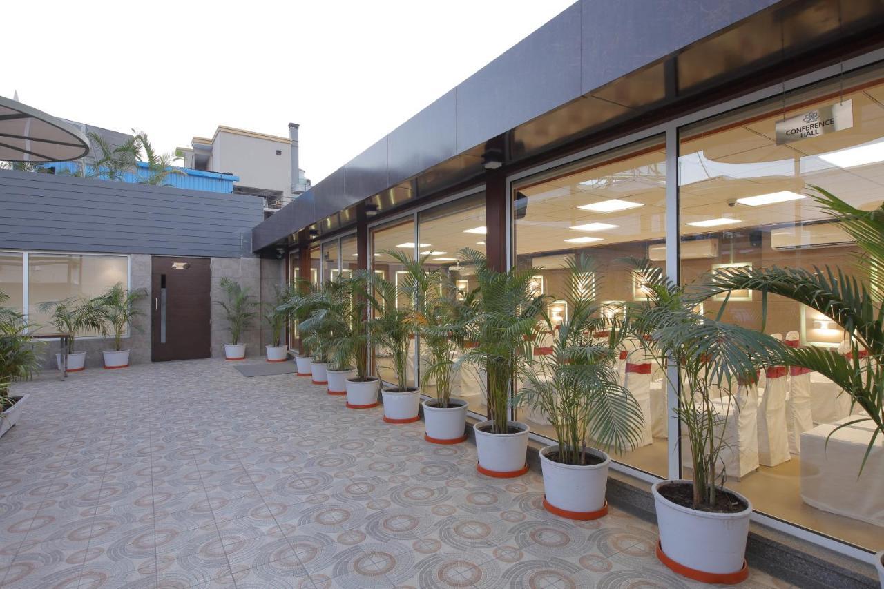 Hotel The Lotus Park Ahmedabad Bagian luar foto
