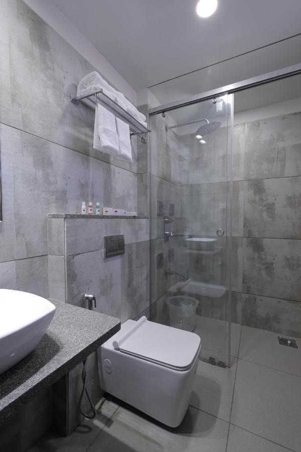 Hotel The Lotus Park Ahmedabad Bagian luar foto