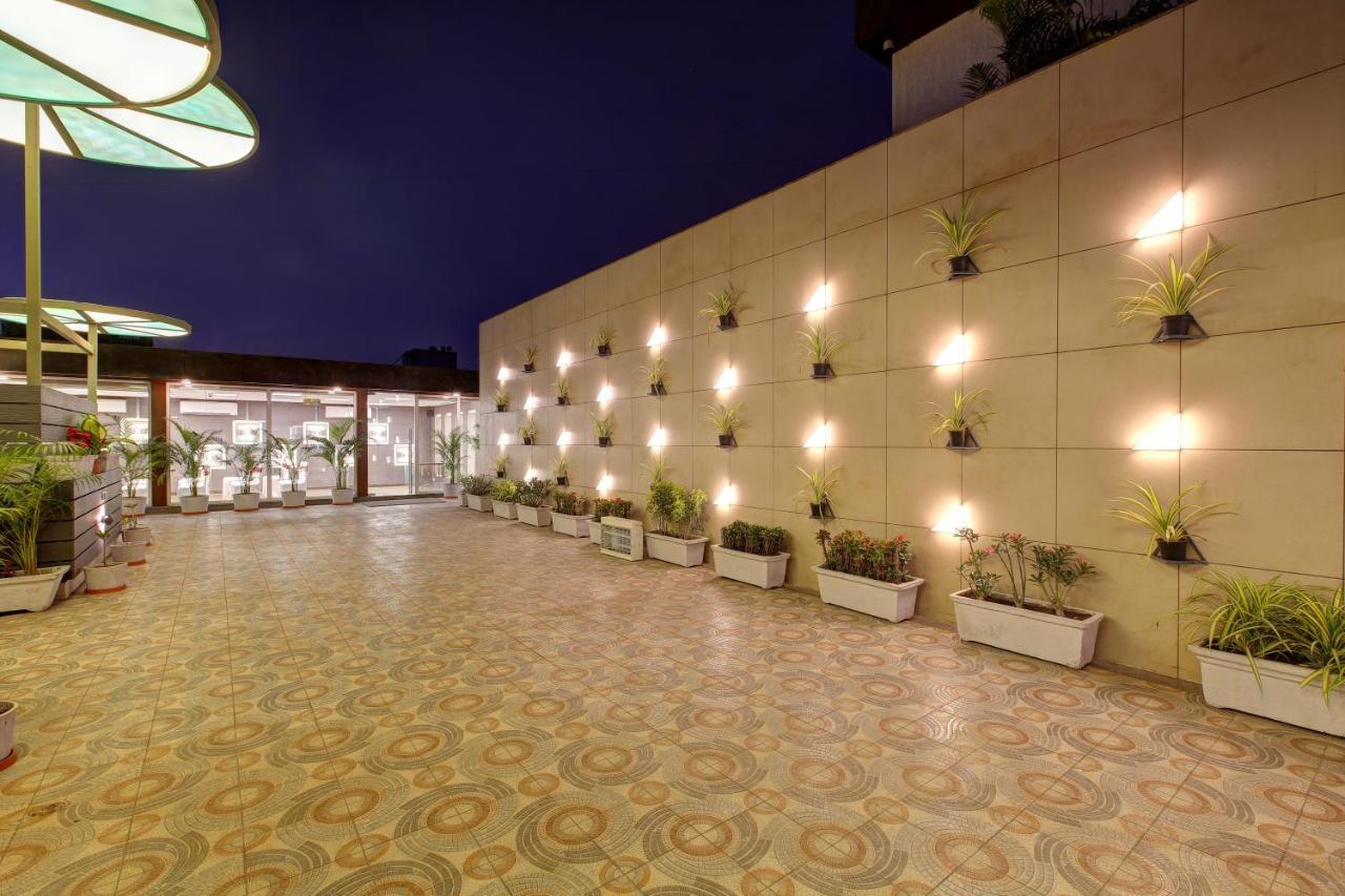 Hotel The Lotus Park Ahmedabad Bagian luar foto
