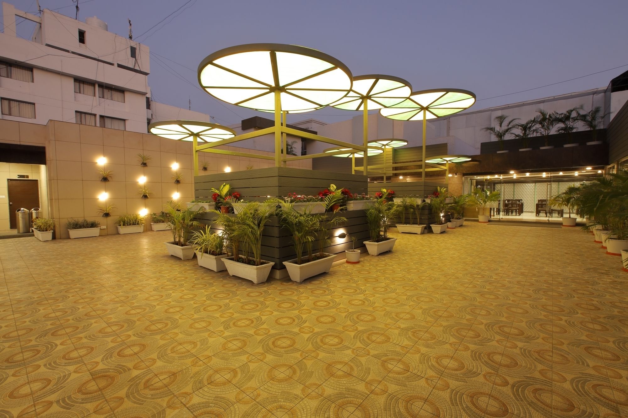 Hotel The Lotus Park Ahmedabad Bagian luar foto