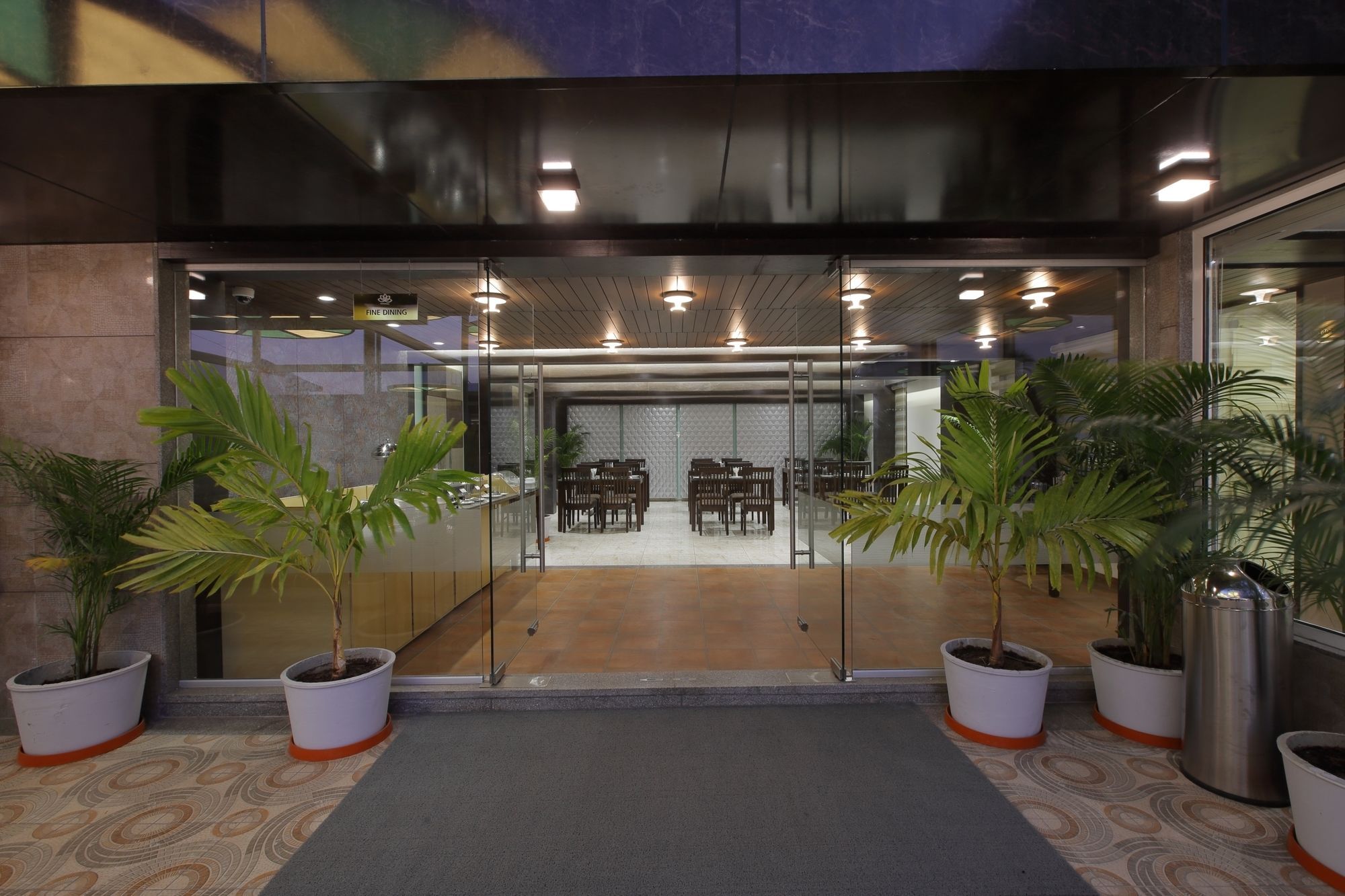 Hotel The Lotus Park Ahmedabad Bagian luar foto